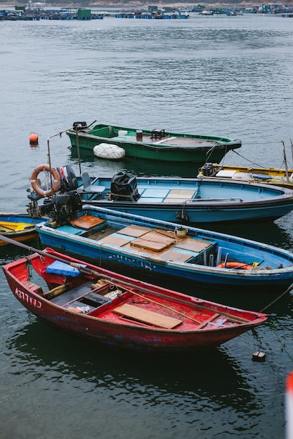 Coloridos botes pequeños en la costa