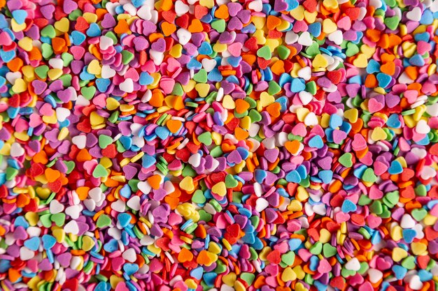 Coloridos dulces de corazón en plano