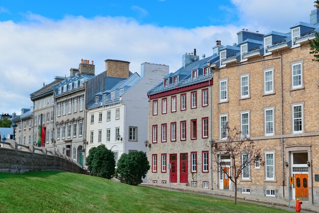 Coloridos edificios antiguos en la calle de la ciudad de Quebec