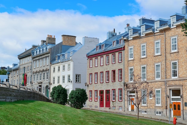 Coloridos edificios antiguos en la calle de la ciudad de Quebec