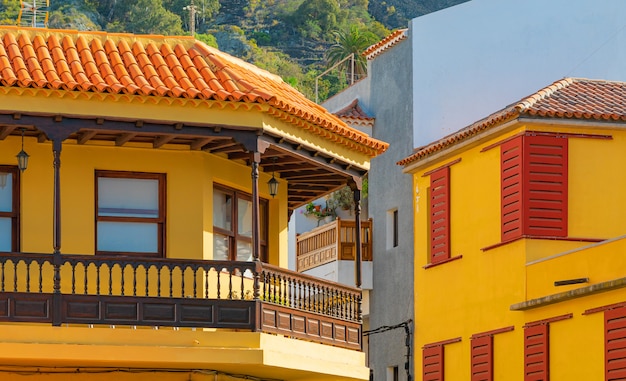 Coloridos edificios en una calle estrecha en la ciudad española de Garachico en un día soleado, Tenerife, Islas Canarias, España