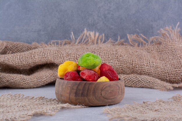 Coloridos frutos secos en una taza de madera. Foto de alta calidad