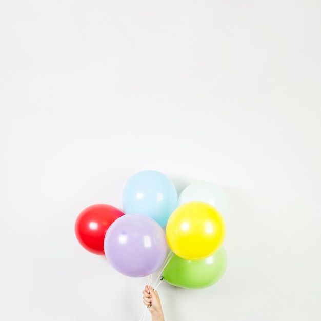 Coloridos globos para concepto de cumpleaños