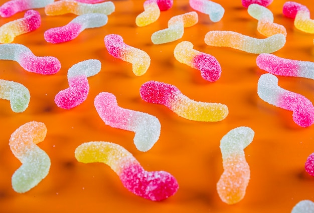 Coloridos gusanos de gelatina