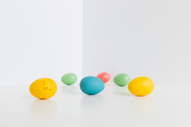 Coloridos huevos de Pascua en blanco