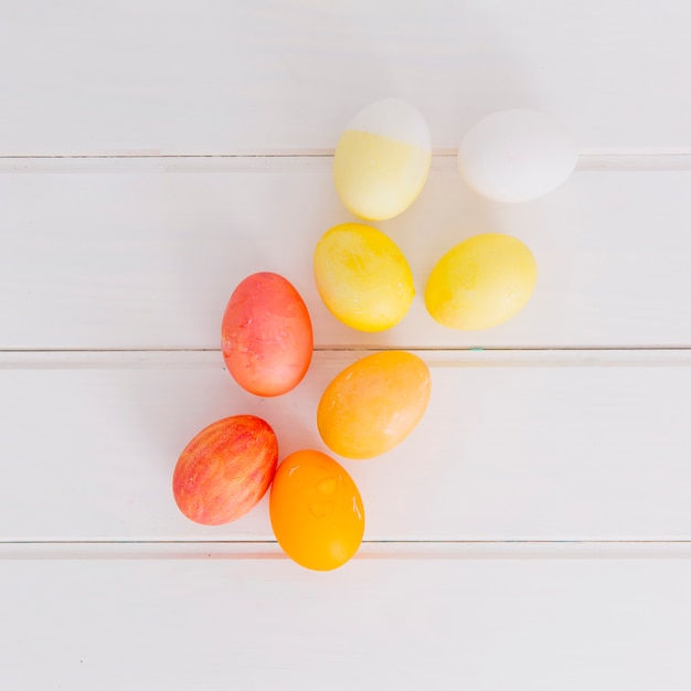 Foto gratuita coloridos huevos de pascua a bordo