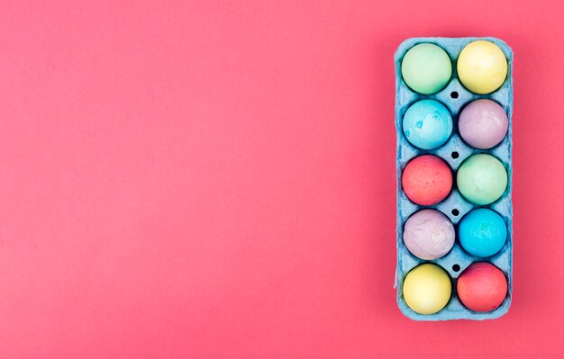 Coloridos huevos de Pascua en caja