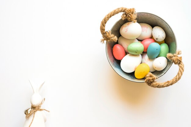Coloridos huevos de Pascua en cesta