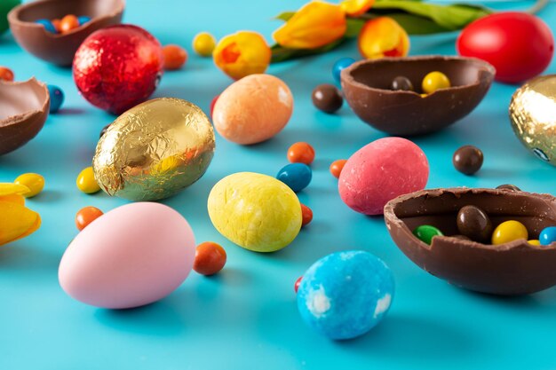 Coloridos huevos de Pascua de chocolate en fondo azul