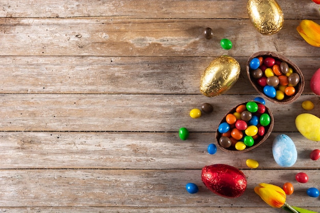 Coloridos huevos de Pascua de chocolate en la mesa de madera