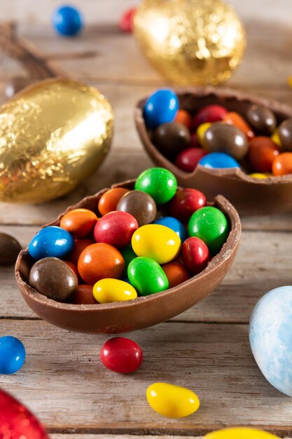 Coloridos huevos de Pascua de chocolate en la mesa de madera