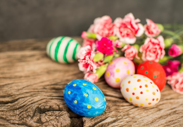 Foto gratuita coloridos huevos de pascua y rama con flores