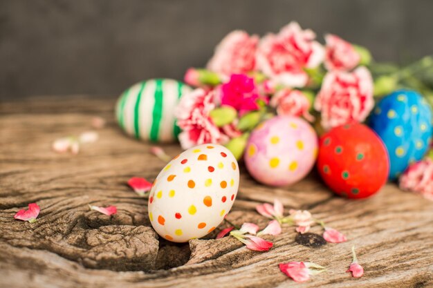Coloridos huevos de pascua y rama con flores
