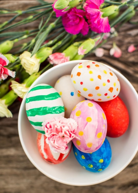 Coloridos huevos de pascua y rama con flores