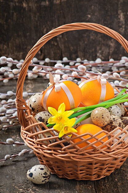 Coloridos huevos de pascua