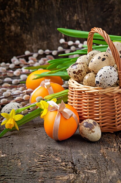 Coloridos huevos de pascua