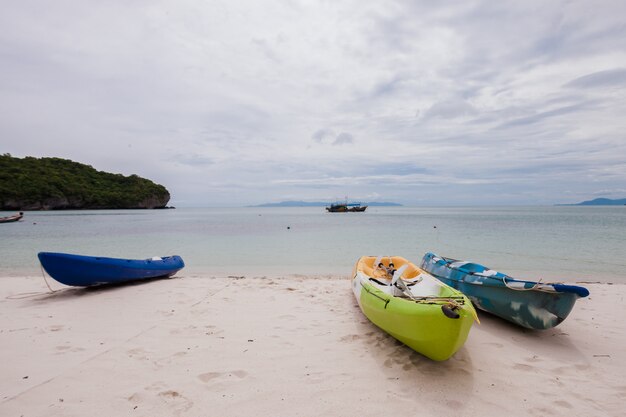 Coloridos kayaks en la playa en Tailandia