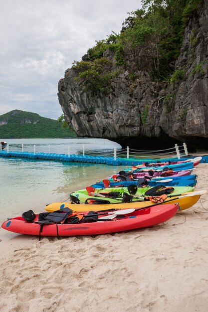 Coloridos kayaks en la playa