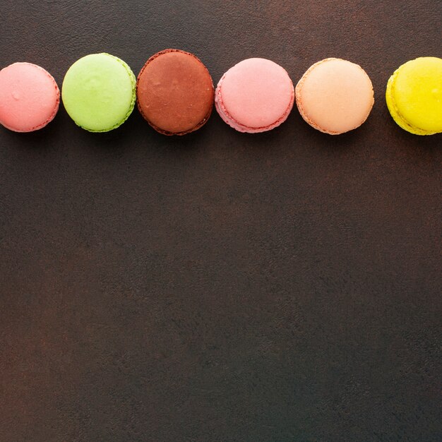 Coloridos macarons con espacio de copia