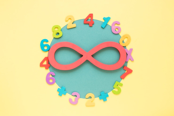 Foto gratuito coloridos números matemáticos que rodean el símbolo infinito