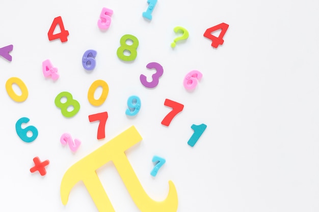 Coloridos números matemáticos y símbolo pi