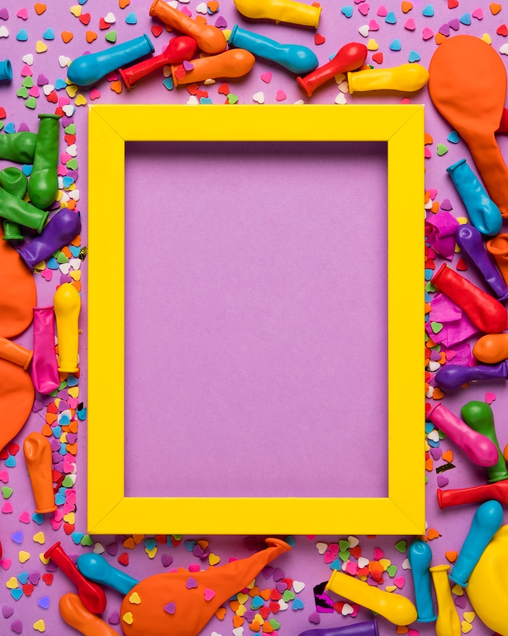 Foto gratuito coloridos objetos festivos con marco vacío amarillo