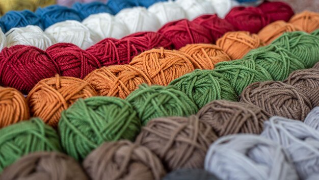 Coloridos ovillos de lana una variedad de ovillos de hilo de cerca