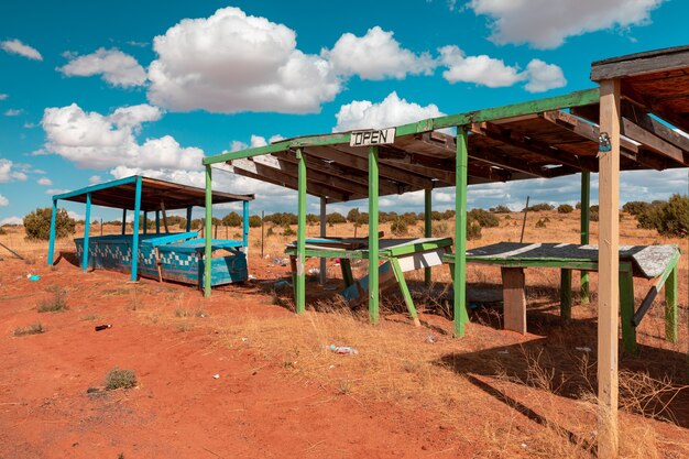 Coloridos puestos de mercado abandonados en algún lugar a lo largo de la carretera en Utah