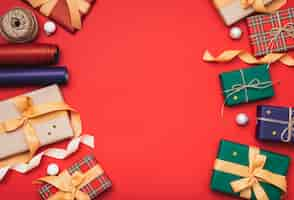 Foto gratuita coloridos regalos de navidad con papel de regalo