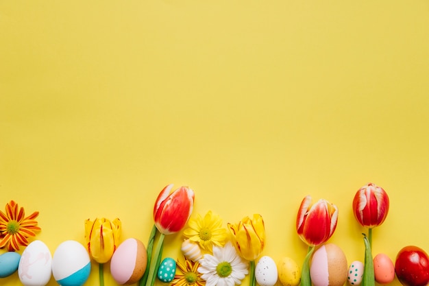 Coloridos tulipanes y una variedad de huevos de Pascua