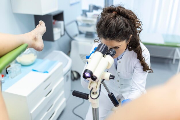 Colposcopio imagen de primer plano de un ginecólogo y un paciente en una silla ginecológica Consulta de mujeres