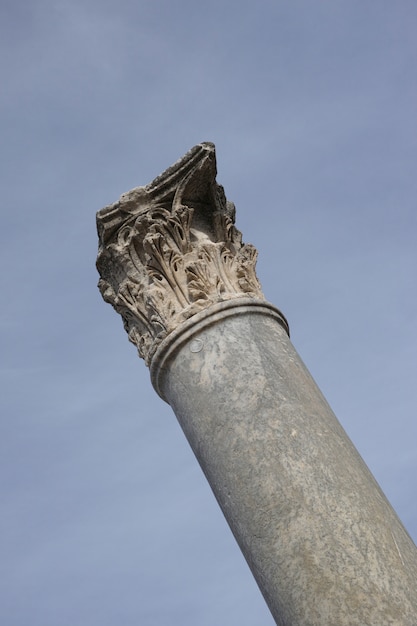 Columna antigua de piedra