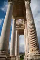 Foto gratuita columnas antiguas con el cielo de fondo