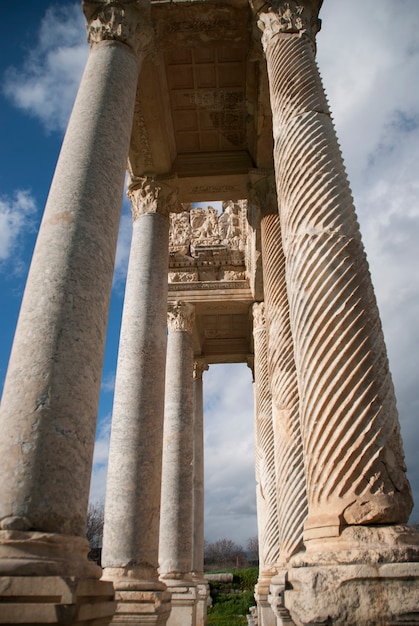 Columnas antiguas con el cielo de fondo