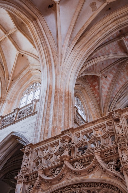 Columnas y balcón de un hermoso edificio antiguo