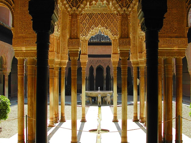 Columnas del palacio de la Alhambra de Granada, España con la vista de la Corte de los Leones