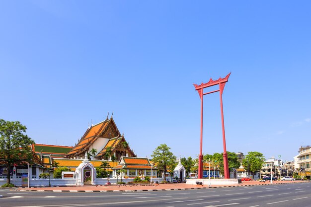 El columpio gigante Sao Ching Cha y el templo Wat Suthat en Bangkok, Tailandia