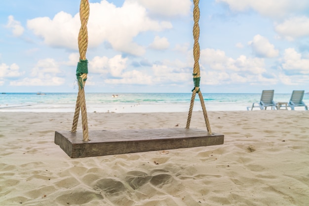 Un columpio en la playa