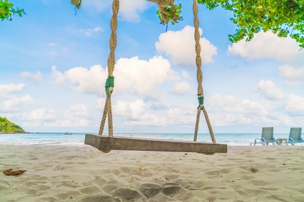 Un columpio en la playa