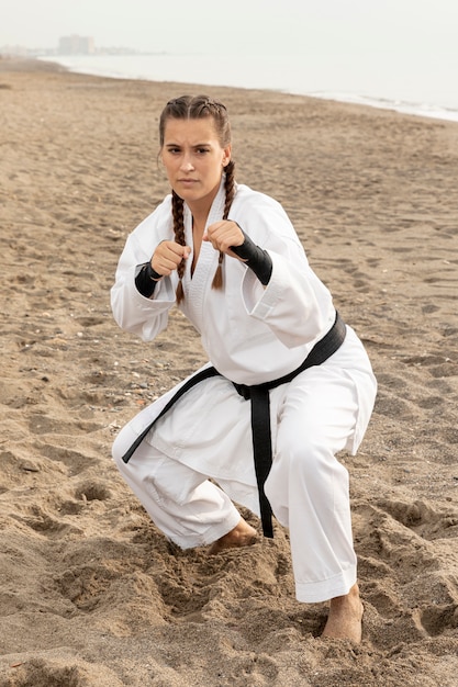 Foto gratuita combatiente femenino que ejercita karate