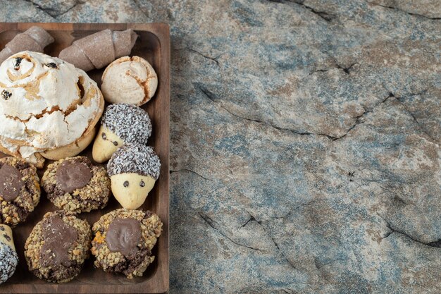 Combinación de galletas de cacao y mantequilla en bandeja de madera.