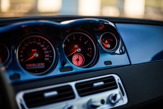 Foto gratuita combustible y velocímetro de un auto