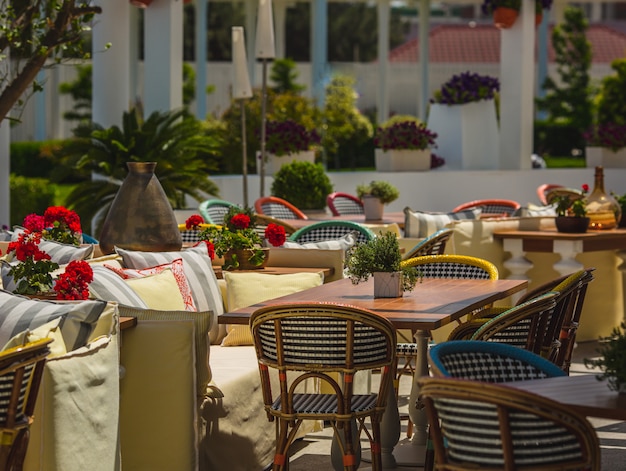 Comedor terraza restaurante abierto con sofás, sillas y mesas.