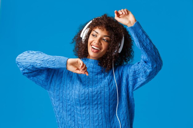 Comencemos esta fiesta sin preocupaciones, atractiva mujer afroamericana divirtiéndose disfrutando de m...