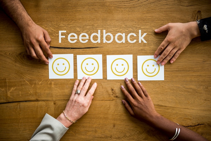 Foto gratuito comentarios sobre la evaluación respuesta del emoticón del cliente