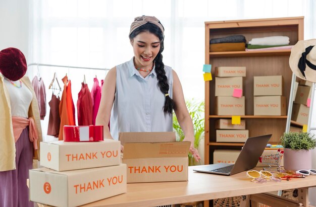 Comenzar pequeñas empresas Propietarias de pymes mujeres empresarias empacar cajas de negocios en línea para pymes.