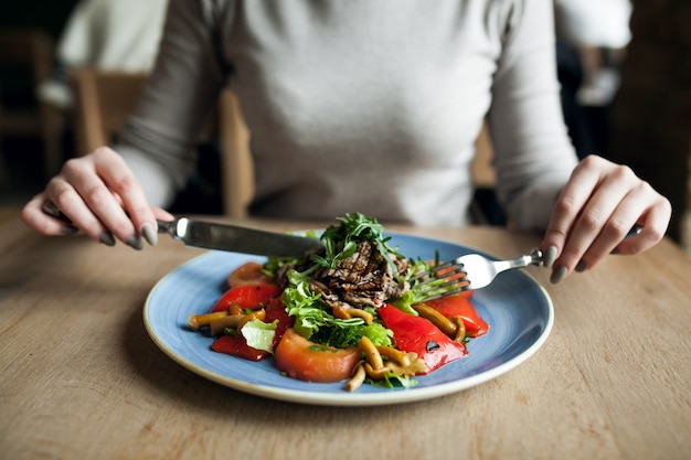 Comer ensalada comida sana personas