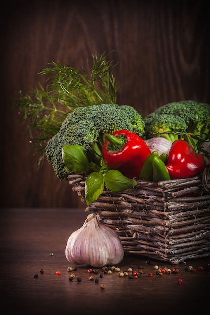 Comer sano en madera oscura