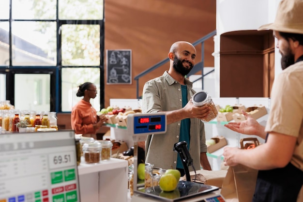 Foto gratuita el comerciante escanea y pesa los productos