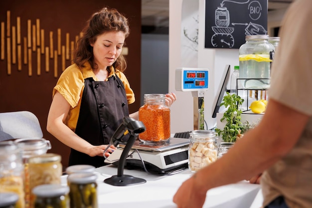 Comerciante de tienda residuo cero vende lentejas